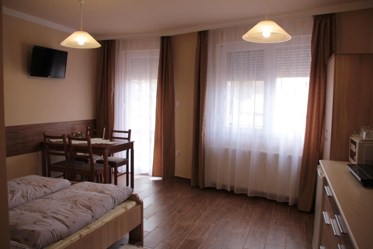 Imola Es Andrea Apartmanhaz 2 Хайдусобосло Экстерьер фото