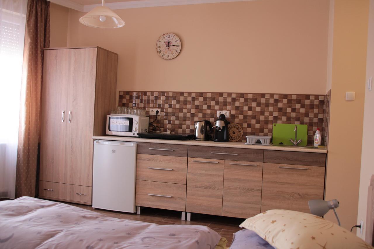Imola Es Andrea Apartmanhaz 2 Хайдусобосло Экстерьер фото