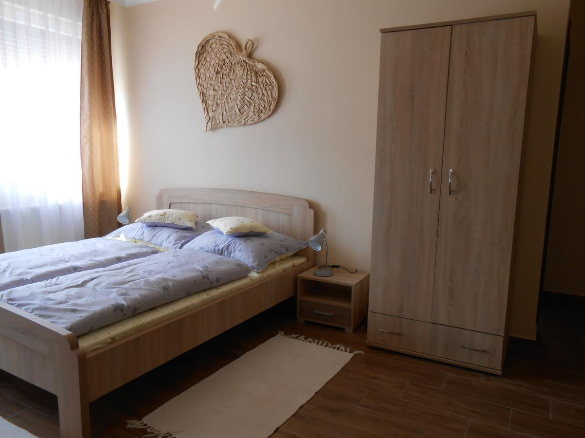 Imola Es Andrea Apartmanhaz 2 Хайдусобосло Экстерьер фото
