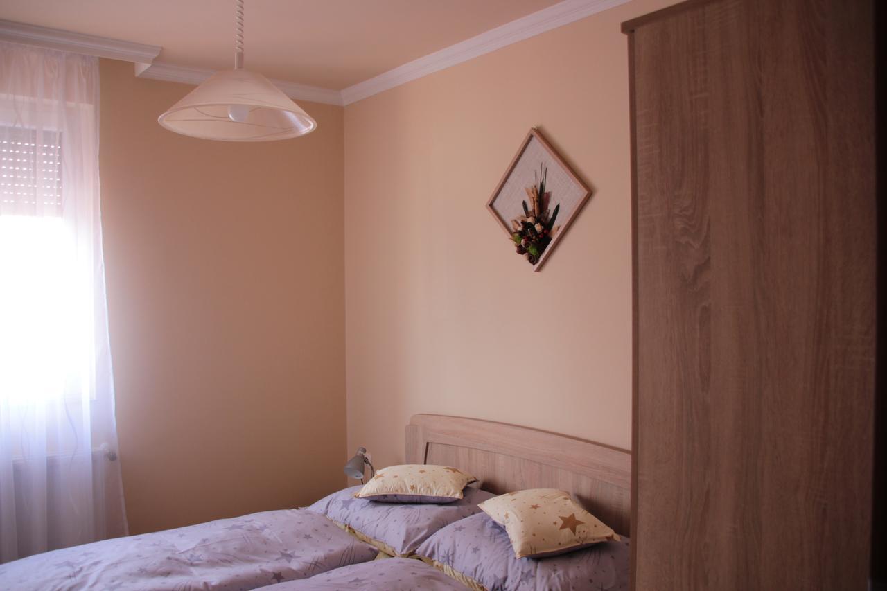 Imola Es Andrea Apartmanhaz 2 Хайдусобосло Экстерьер фото