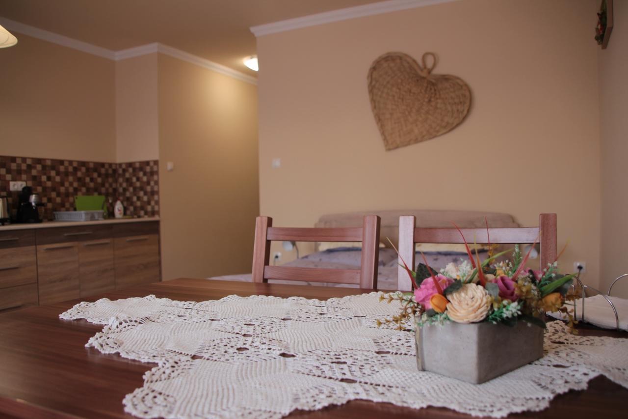 Imola Es Andrea Apartmanhaz 2 Хайдусобосло Экстерьер фото
