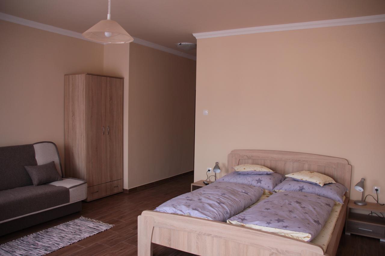 Imola Es Andrea Apartmanhaz 2 Хайдусобосло Экстерьер фото