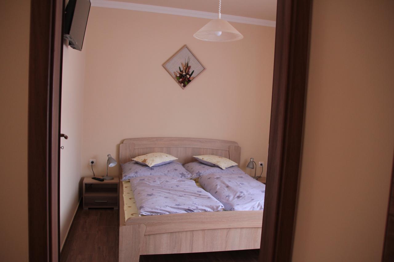 Imola Es Andrea Apartmanhaz 2 Хайдусобосло Экстерьер фото