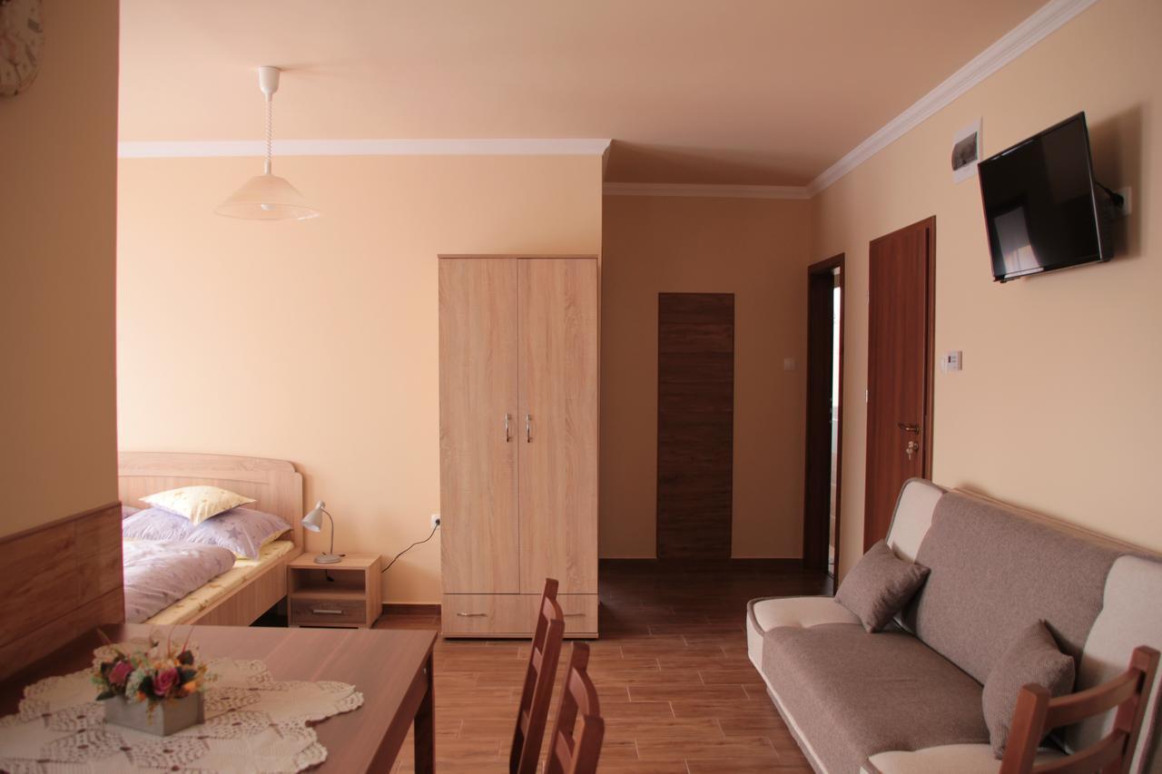 Imola Es Andrea Apartmanhaz 2 Хайдусобосло Экстерьер фото