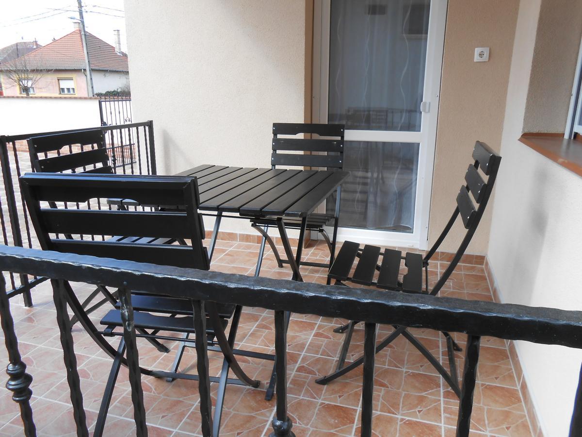 Imola Es Andrea Apartmanhaz 2 Хайдусобосло Экстерьер фото