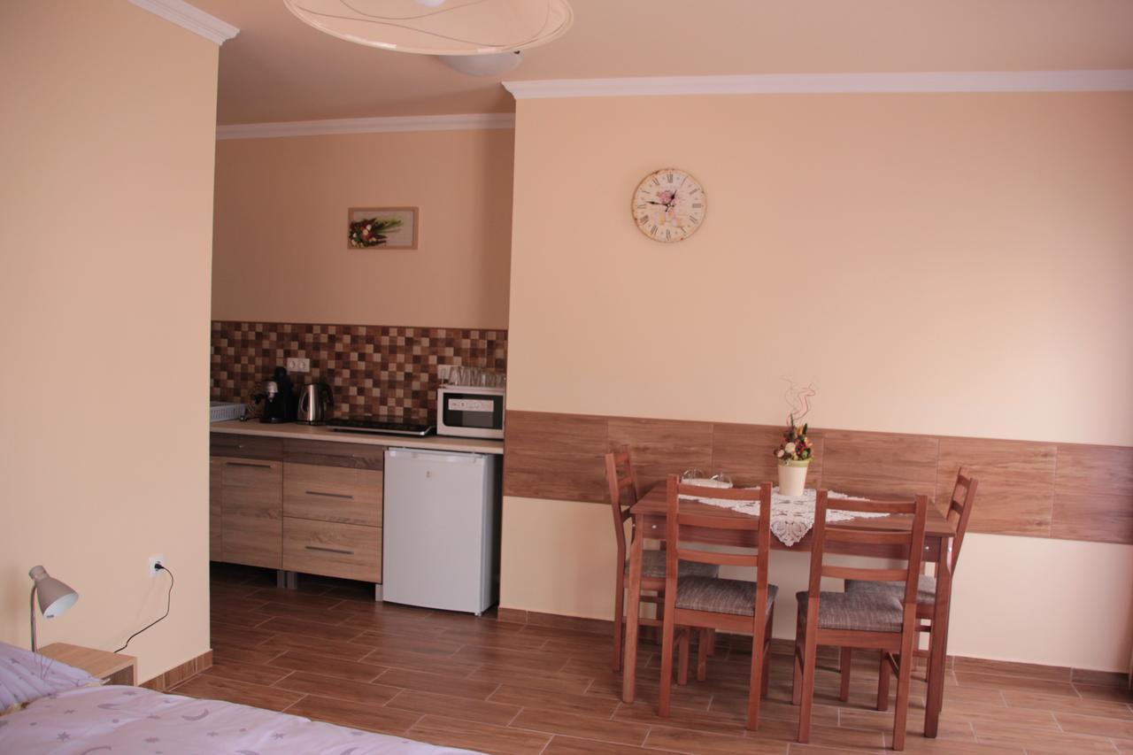 Imola Es Andrea Apartmanhaz 2 Хайдусобосло Экстерьер фото