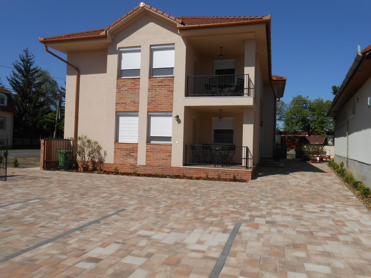 Imola Es Andrea Apartmanhaz 2 Хайдусобосло Экстерьер фото