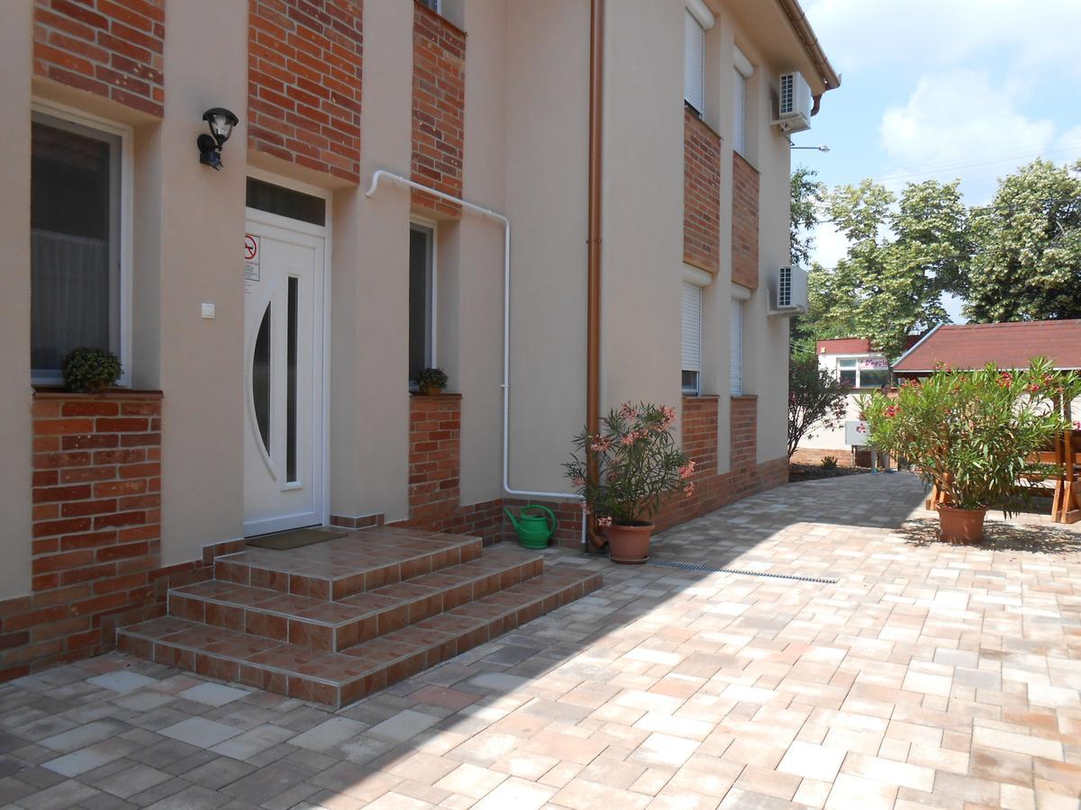 Imola Es Andrea Apartmanhaz 2 Хайдусобосло Экстерьер фото